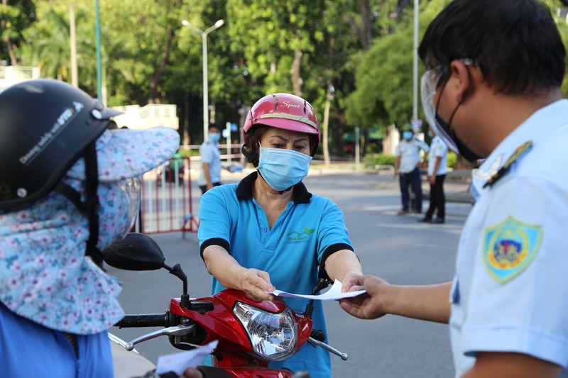 Chở con đi dạo, bị CSGT xử phạt lỗi ra đường không cần thiết - ảnh 9