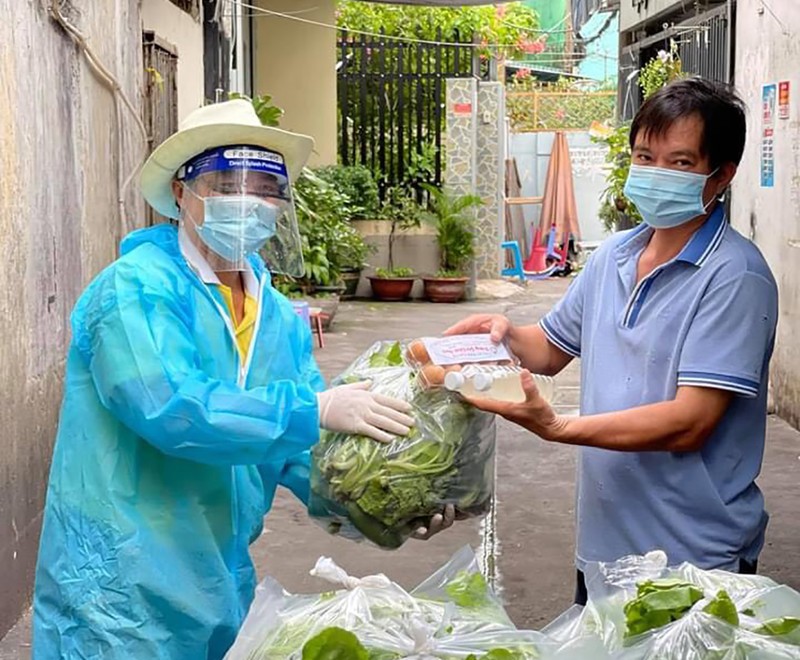 Mỗi ngày nấu 500 chai nước chanh sả tặng người dân khu phong tỏa - ảnh 9