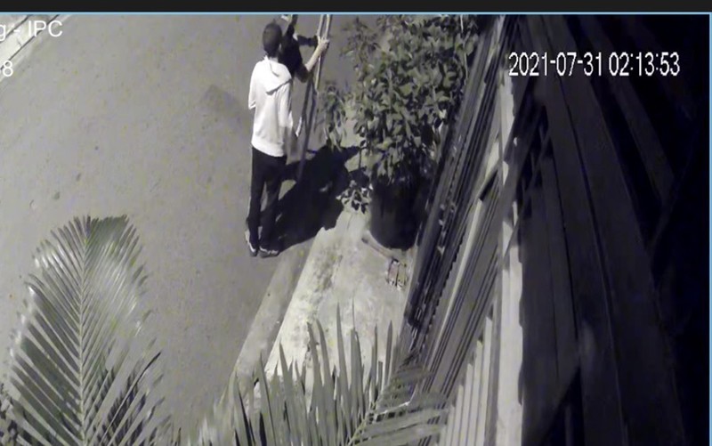 Camera ghi cảnh kẻ trộm bắc thang vào nhà dân lấy xe máy, laptop - ảnh 1
