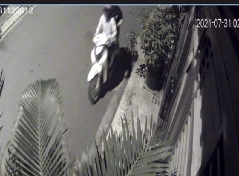 Camera ghi cảnh kẻ trộm bắc thang vào nhà dân lấy xe máy, laptop - ảnh 2