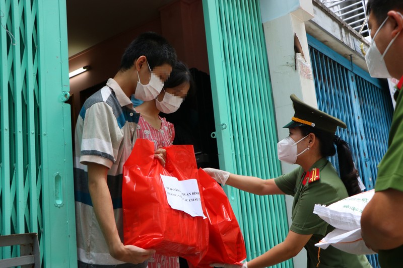 Công an Bình Thạnh tặng quà cho trẻ em mồ côi do COVID-19 - ảnh 1