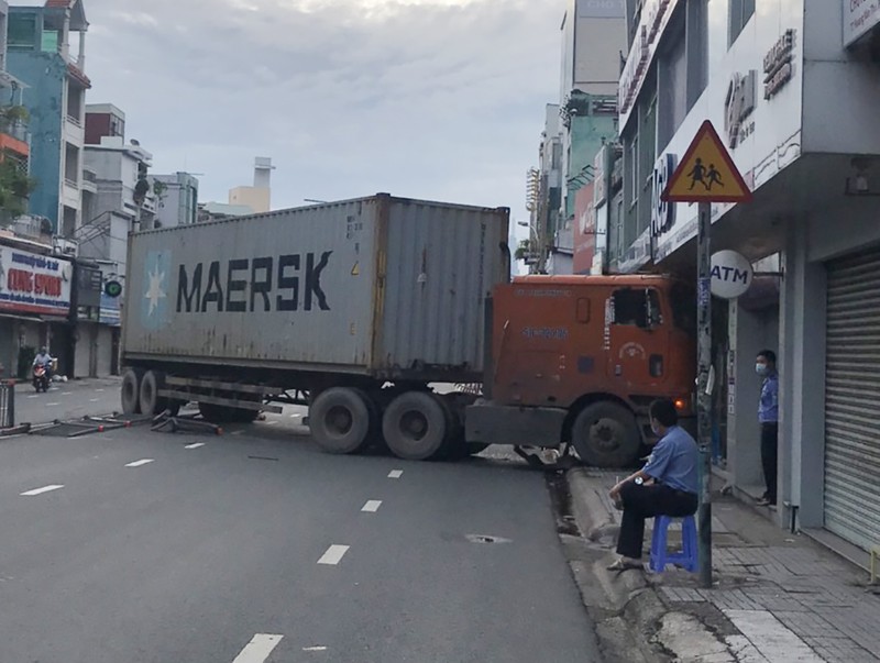 Container tông dải phân cách, lao vào 1 chi nhánh ngân hàng ở Phú Nhuận - ảnh 1