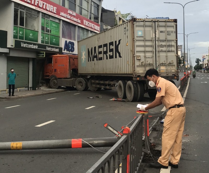 Container tông dải phân cách, lao vào 1 chi nhánh ngân hàng ở Phú Nhuận - ảnh 2