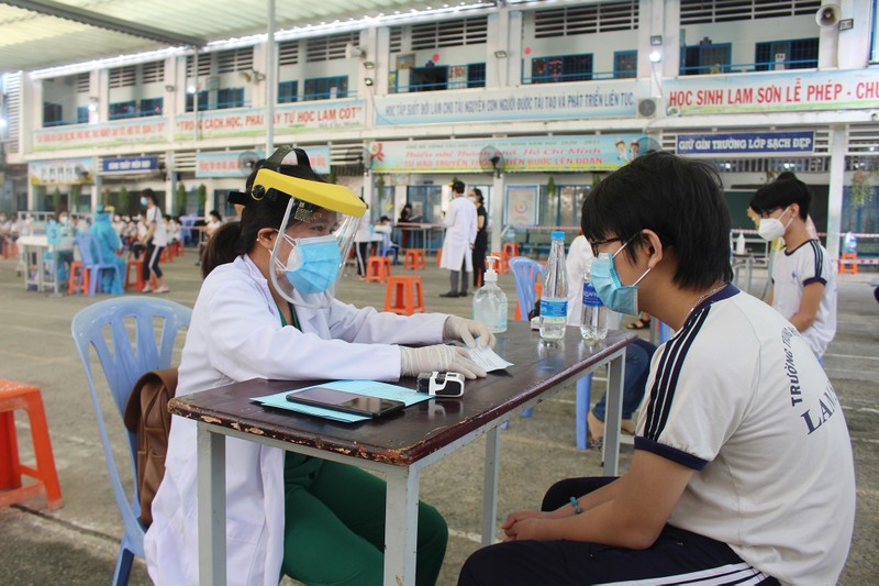 TP.HCM: Quận Bình Thạnh đang tiêm vaccine COVID-19 cho học sinh từ 12 tuổi - ảnh 3