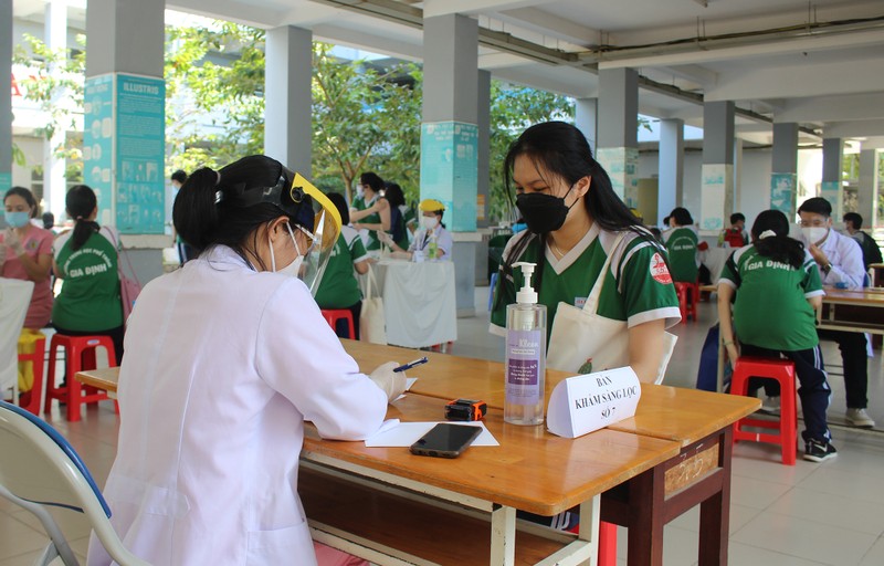 TP.HCM: Quận Bình Thạnh đang tiêm vaccine COVID-19 cho học sinh từ 12 tuổi - ảnh 1
