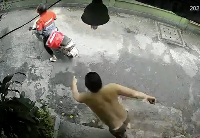 Đứng trong nhà ở Phú Nhuận bị kẻ mặc áo xe ôm công nghệ giật điện thoại - ảnh 3