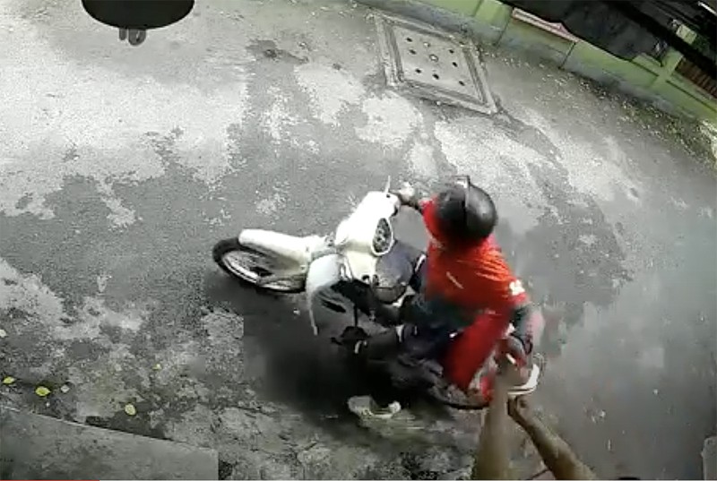Đứng trong nhà ở Phú Nhuận bị kẻ mặc áo xe ôm công nghệ giật điện thoại - ảnh 2
