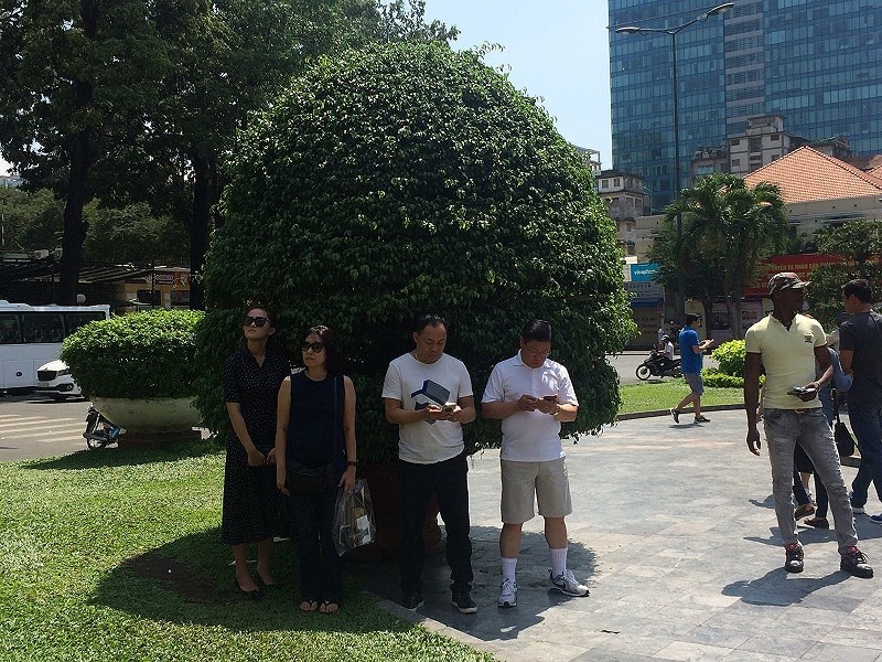 Người Sài Gòn chống chọi cái nắng đầu mùa - ảnh 3