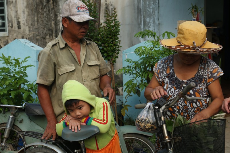 Xúc động với câu chuyện cháu 5 tuổi mồ côi cầu xin bà ngoại - ảnh 4