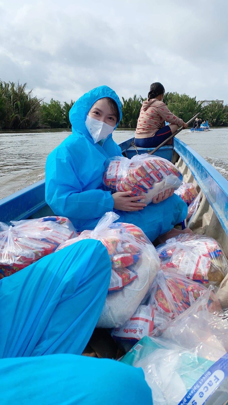 Diễn viên Hồng Kim Hạnh không ngại nguy hiểm trao tay bà con túi thuốc - ảnh 3