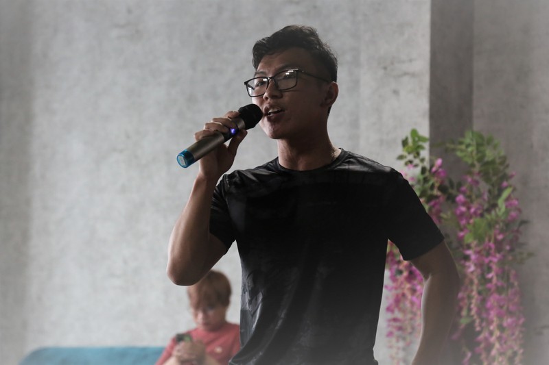 Nhạc sĩ Vũ Quốc Việt miệt mài hướng dẫn các thí sinh tập hát - ảnh 2