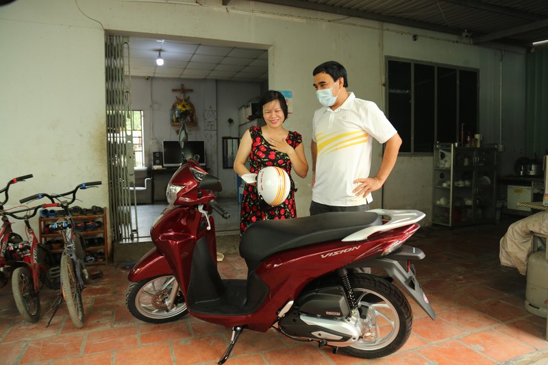 Quyền Linh đến tận nhà trao xe máy cho nữ hộ sinh tuyến đầu chống dịch - ảnh 2