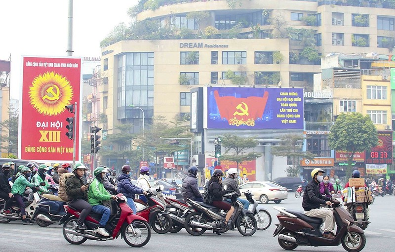 Chùm ảnh: Hà Nội rực rỡ cờ hoa chào mừng Đại hội XIII của Đảng - ảnh 1