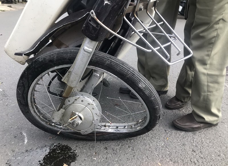 Bình Thạnh: Xe máy tông vào ô tô, 2 người bị thương nặng - ảnh 2