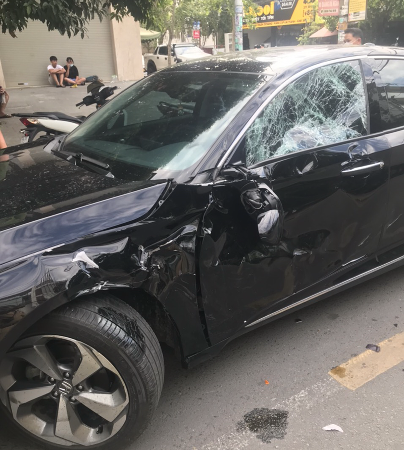 Bình Thạnh: Xe máy tông vào ô tô, 2 người bị thương nặng - ảnh 1