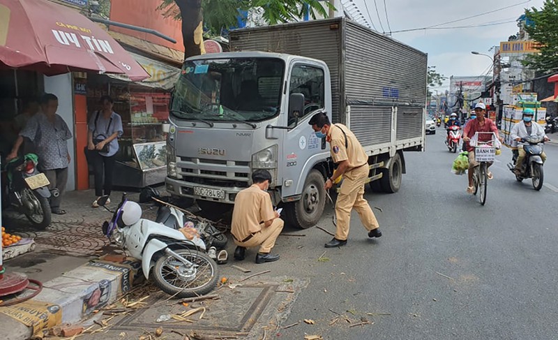 Bình Thạnh: Cô gái đang mua bánh mì thì bị xe tải húc - ảnh 2