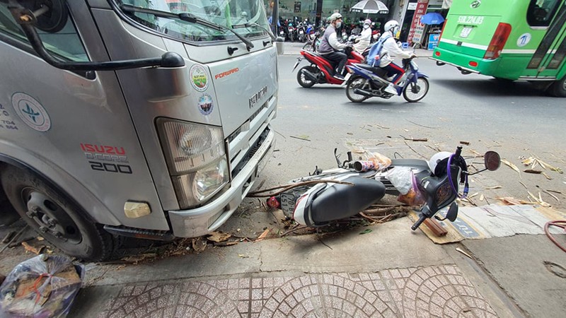 Bình Thạnh: Cô gái đang mua bánh mì thì bị xe tải húc - ảnh 3