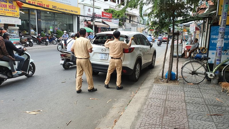 Bình Thạnh: Cô gái đang mua bánh mì thì bị xe tải húc - ảnh 1