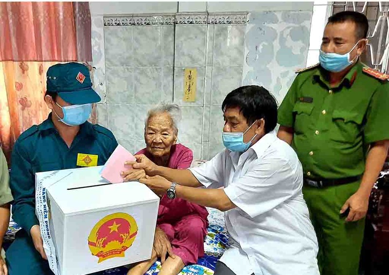 Mẹ Việt Nam anh hùng 102 tuổi tự tay bỏ phiếu bầu cử  - ảnh 1