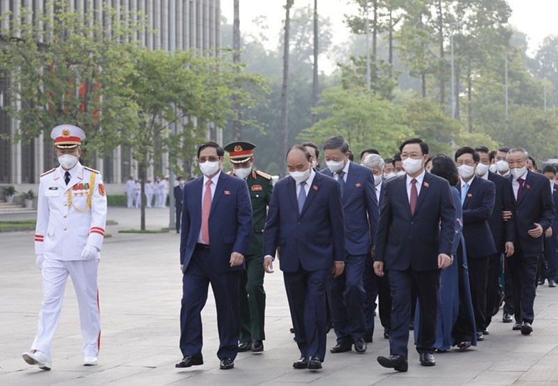 Lãnh đạo Đảng, Nhà nước và các ĐBQH vào lăng viếng Chủ tịch Hồ Chí Minh - ảnh 2