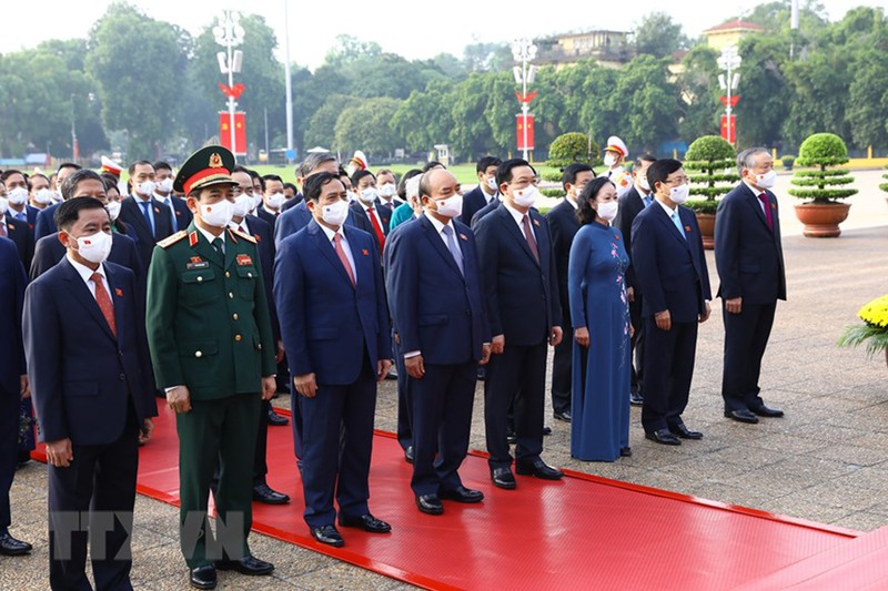 Lãnh đạo Đảng, Nhà nước và các ĐBQH vào lăng viếng Chủ tịch Hồ Chí Minh - ảnh 3