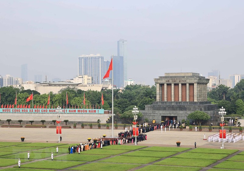 Lãnh đạo Đảng, Nhà nước và các ĐBQH vào lăng viếng Chủ tịch Hồ Chí Minh - ảnh 4
