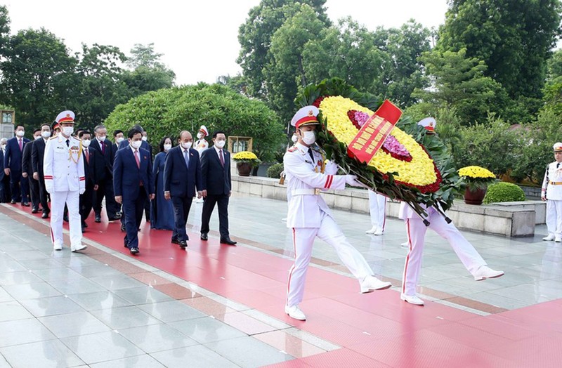 Lãnh đạo Đảng, Nhà nước và các ĐBQH vào lăng viếng Chủ tịch Hồ Chí Minh - ảnh 5