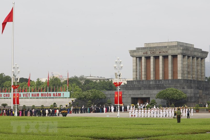 Lãnh đạo Đảng, Nhà nước và các ĐBQH vào lăng viếng Chủ tịch Hồ Chí Minh - ảnh 6