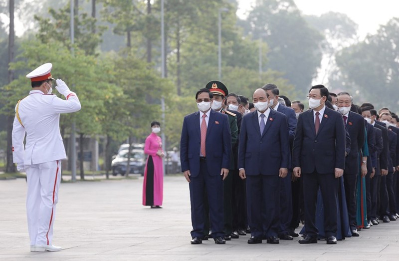 Lãnh đạo Đảng, Nhà nước và các ĐBQH vào lăng viếng Chủ tịch Hồ Chí Minh - ảnh 1