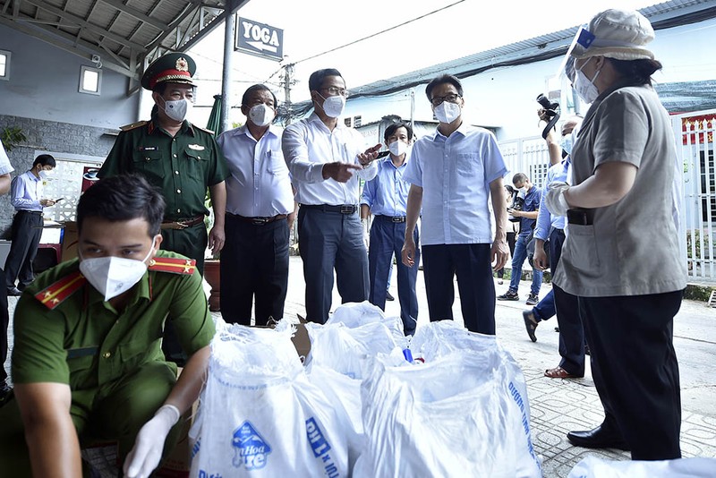 Phó Thủ tướng Vũ Đức Đam kiểm tra việc phòng dịch ở quận 12, huyện Hóc Môn - ảnh 1