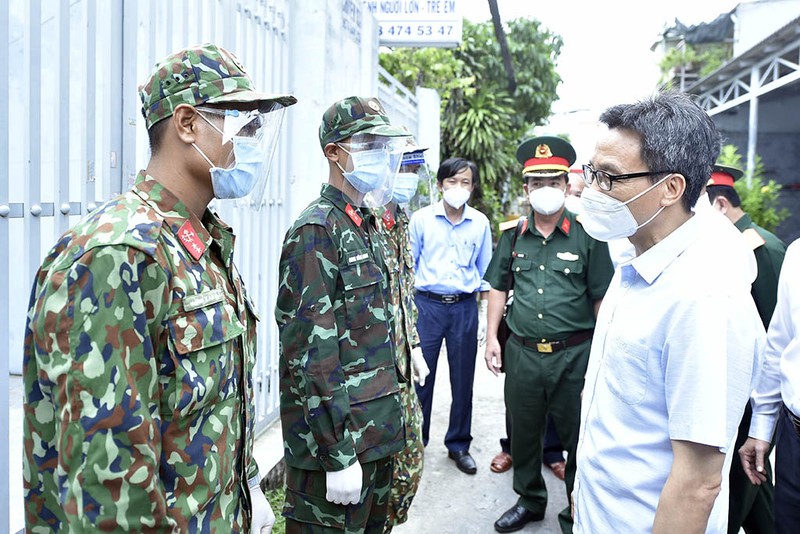 Phó Thủ tướng Vũ Đức Đam kiểm tra việc phòng dịch ở quận 12, huyện Hóc Môn - ảnh 4