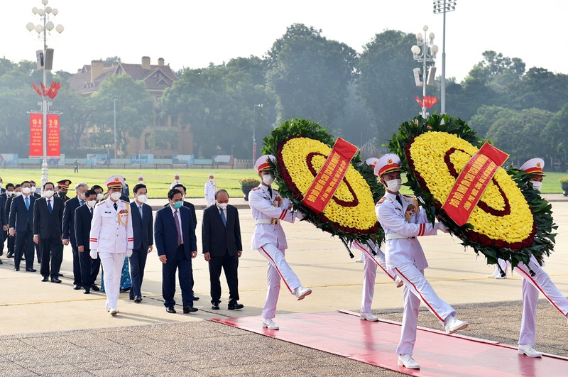 Chùm ảnh: Lãnh đạo Đảng, Nhà nước vào Lăng viếng Chủ tịch Hồ Chí Minh - ảnh 1