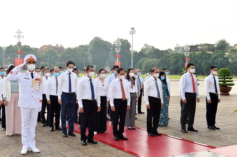 Chùm ảnh: Lãnh đạo Đảng, Nhà nước vào Lăng viếng Chủ tịch Hồ Chí Minh - ảnh 6