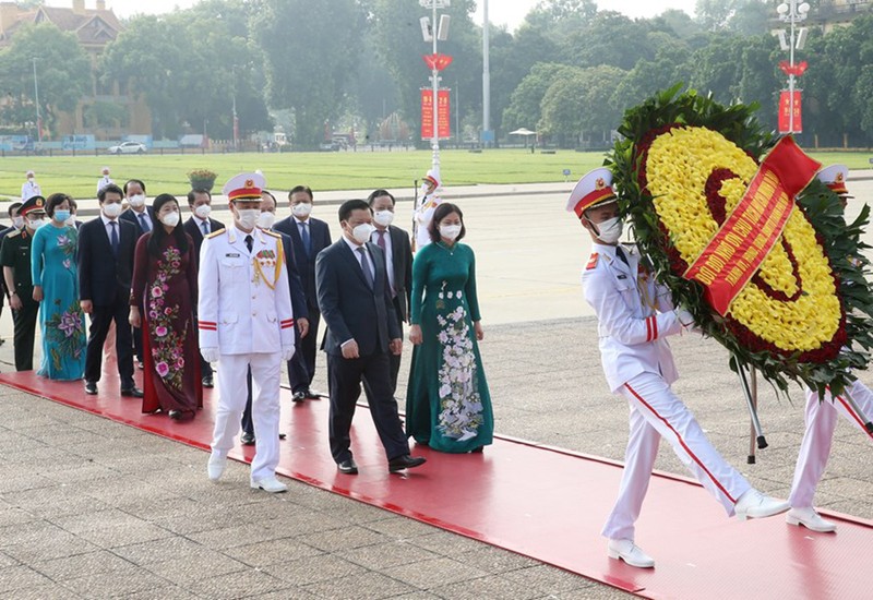 Chùm ảnh: Lãnh đạo Đảng, Nhà nước vào Lăng viếng Chủ tịch Hồ Chí Minh - ảnh 7