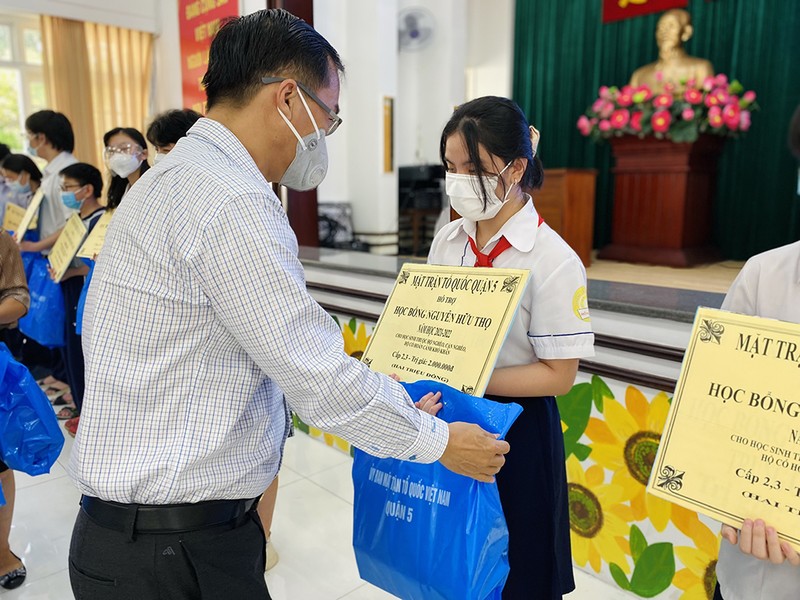 Trao học bổng Nguyễn Hữu Thọ cho học sinh, sinh viên nghèo vượt khó - ảnh 1