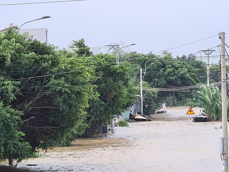 Chùm ảnh nhiều nơi ở Phú Yên ngập sâu cả mét  - ảnh 9