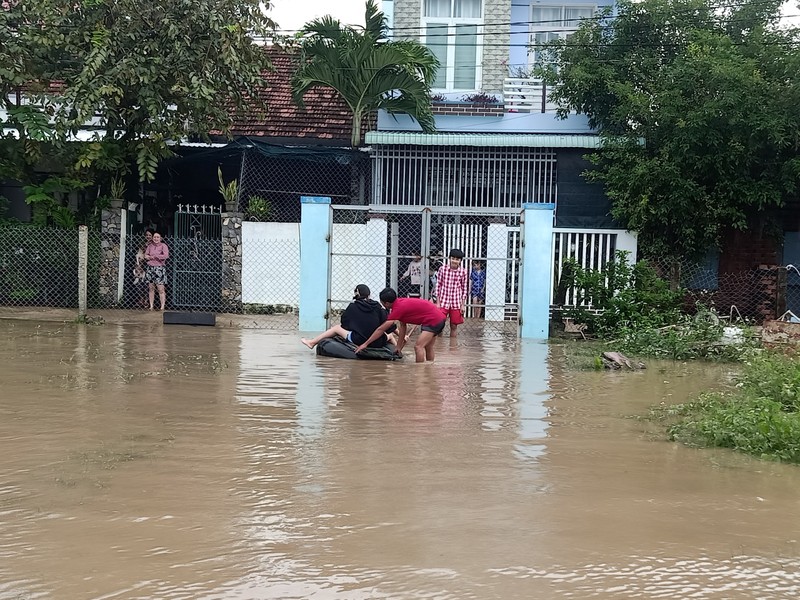 Cập nhật lũ lịch sử ở Phú Yên: 4 người chết, gần 30.000 căn nhà bị ngập - ảnh 8