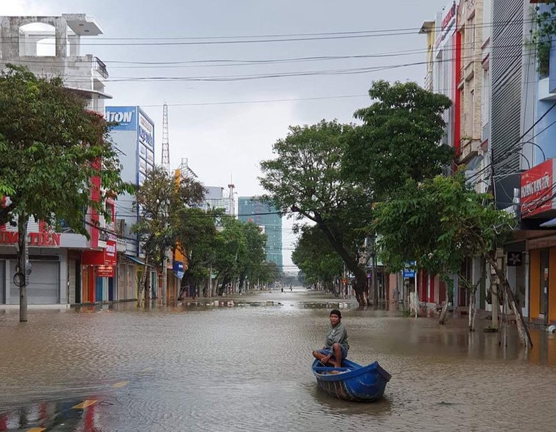 Chùm ảnh nhiều nơi ở Phú Yên ngập sâu cả mét  - ảnh 2