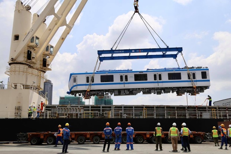 Cận cảnh bốc xếp các toa tàu số 2 của tuyến metro số 1 - ảnh 7