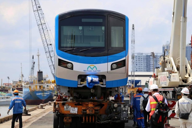 Cận cảnh bốc xếp các toa tàu số 2 của tuyến metro số 1 - ảnh 8