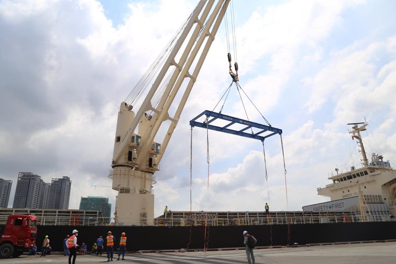 Cận cảnh bốc xếp các toa tàu số 2 của tuyến metro số 1 - ảnh 6