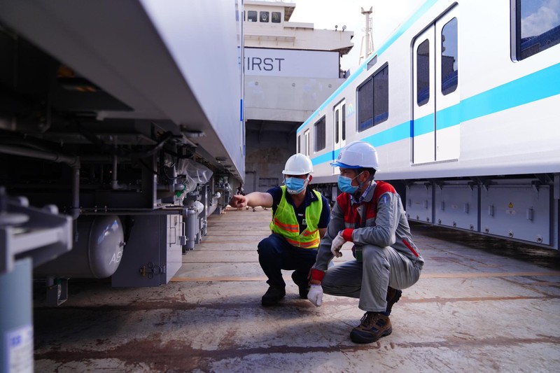 Cận cảnh bốc xếp các toa tàu số 2 của tuyến metro số 1 - ảnh 1