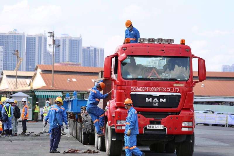 Cận cảnh bốc xếp các toa tàu số 2 của tuyến metro số 1 - ảnh 4