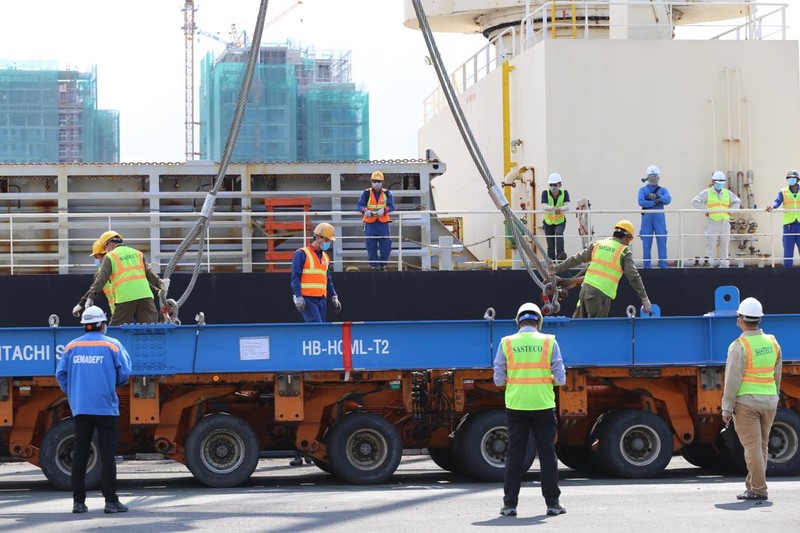 Cận cảnh bốc xếp các toa tàu số 2 của tuyến metro số 1 - ảnh 3