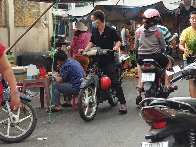 Xe cũ nát, lạc hậu vô tư chạy trên đường phố - ảnh 6