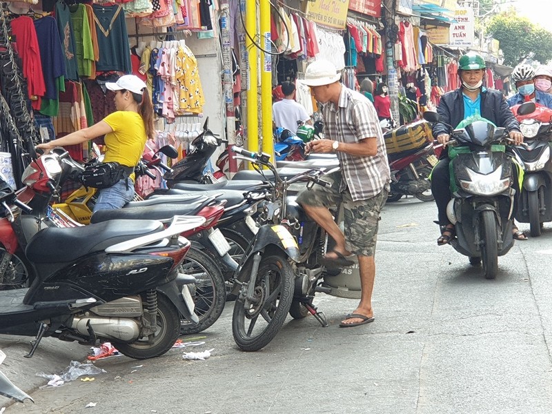 Xe cũ nát, lạc hậu vô tư chạy trên đường phố - ảnh 1