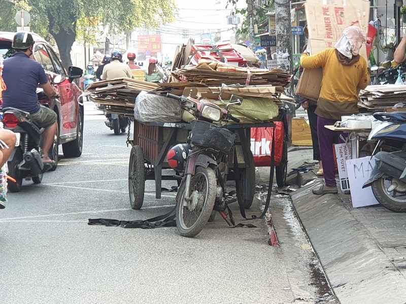 Xe cũ nát, lạc hậu vô tư chạy trên đường phố - ảnh 4