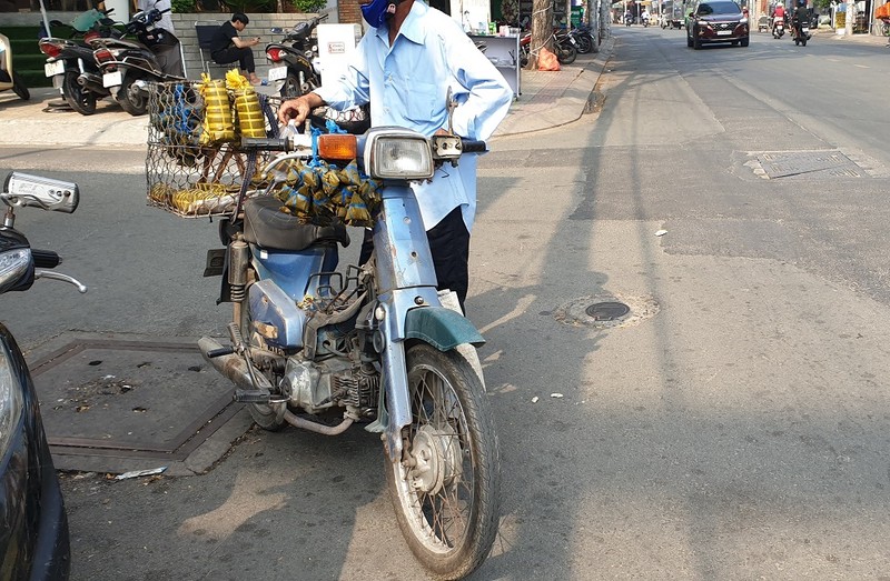 Xe cũ nát, lạc hậu vô tư chạy trên đường phố - ảnh 5