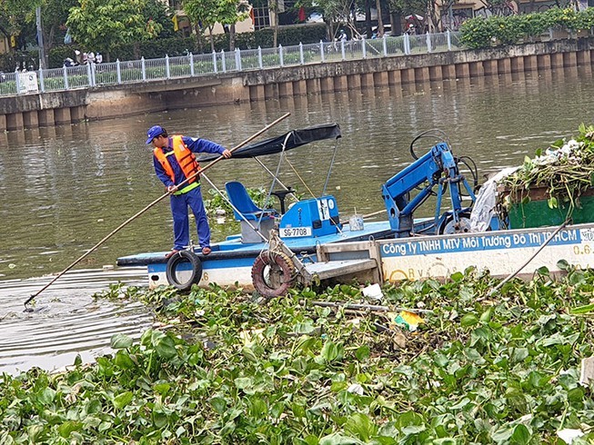 Kế hoạch vớt rác trên kênh trong dịp Tết Nguyên đán - ảnh 1