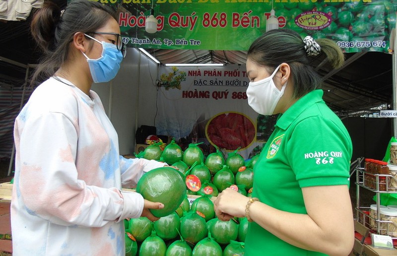 Nhiều thực phẩm, bánh kẹo phục mua sắm tết tại hội chợ  - ảnh 1